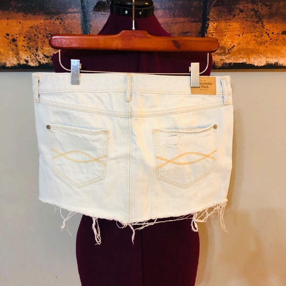 ABERCROMBIE & FITCH EUC Distressed Miniskirt 29 - Picture 3 of 5